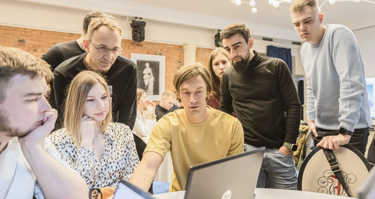 Mikhail Shishkin reviewing a setup with doctors